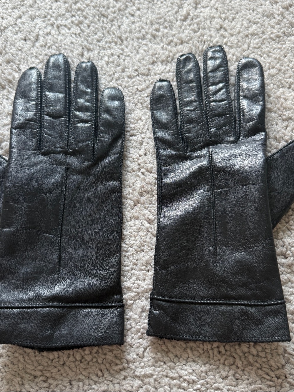 Elegant Black Leather Women’s Gloves